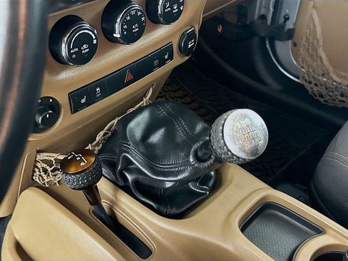 Used 2013 Jeep Wrangler Unlimited Sahara w/ Dual Top Group AWD/4WD image 18