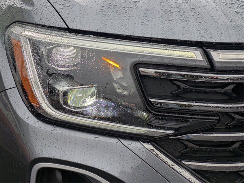 Used 2025 Volkswagen Atlas SE w/ Panoramic Sunroof Package image 11