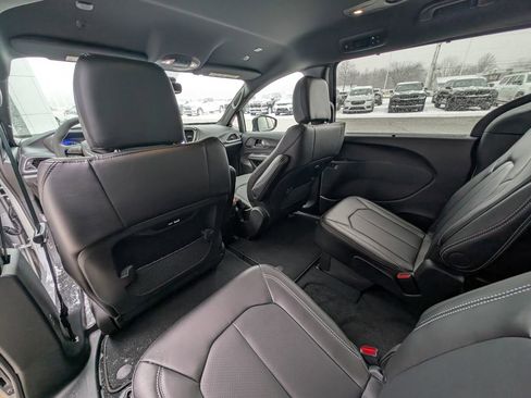 New 2026 Chrysler Pacifica Select w/ S Appearance Package FWD image 17