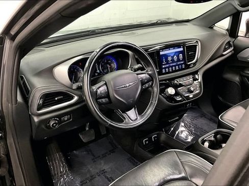 Used 2018 Chrysler Pacifica Limited w/ Advanced Safetytec Group FWD image 16