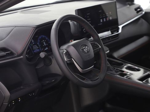 Used 2025 Toyota Sienna XSE image 26