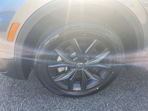 Used 2024 Volkswagen Tiguan SE image 9