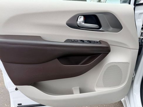 Used 2018 Chrysler Pacifica Touring Plus image 18