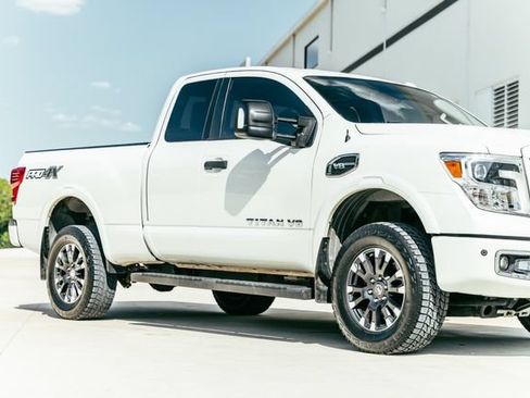Used 2018 Nissan Titan PRO-4X w/ Pro-4x Convenience Package AWD/4WD image 59