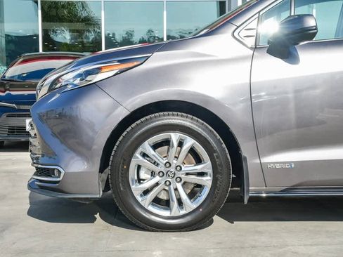 Used 2021 Toyota Sienna Platinum image 10