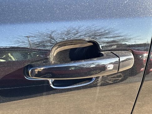 Used 2023 GMC Acadia SLE image 13