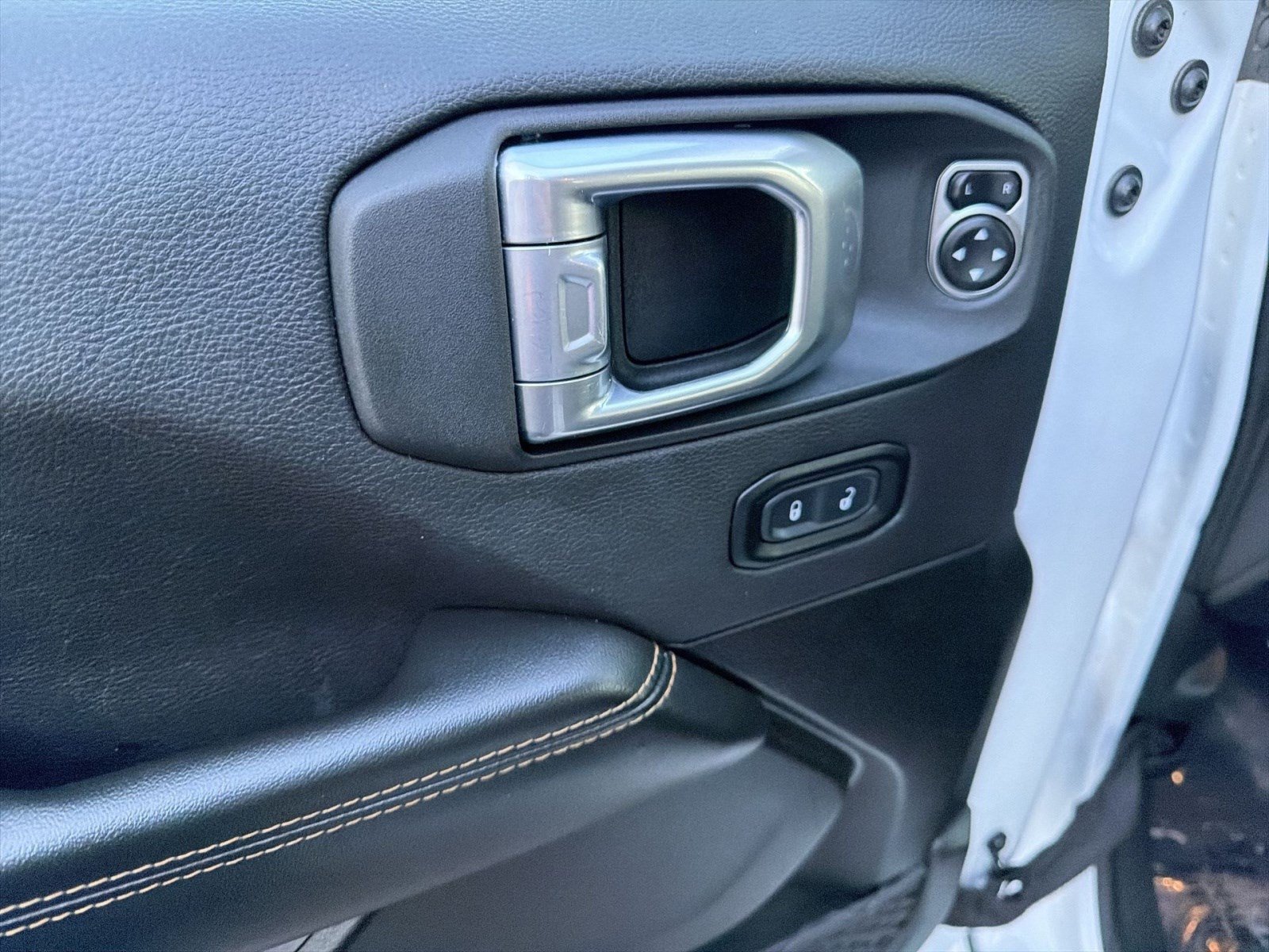 Used 2024 Jeep Wrangler Unlimited Sahara AWD/4WD image 13