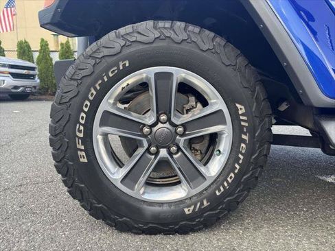 Used 2018 Jeep Wrangler Unlimited Sahara w/ Dual Top Group AWD/4WD image 9