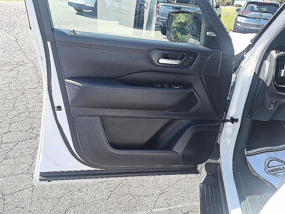 Used 2025 Nissan Armada SL AWD/4WD image 9