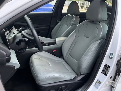 Used 2025 Hyundai Elantra Limited image 10