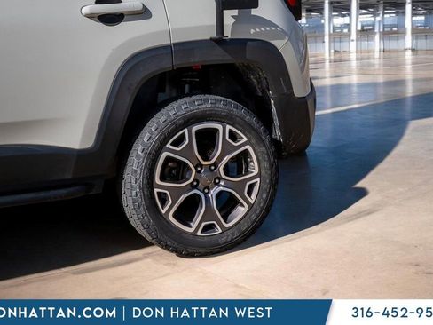 Used 2017 Jeep Renegade Limited image 38