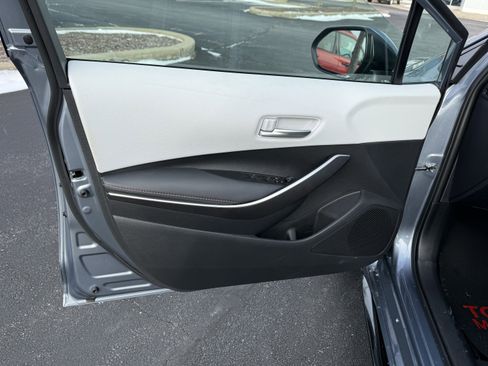 Used 2025 Toyota Corolla SE w/ SE Premium Package image 21