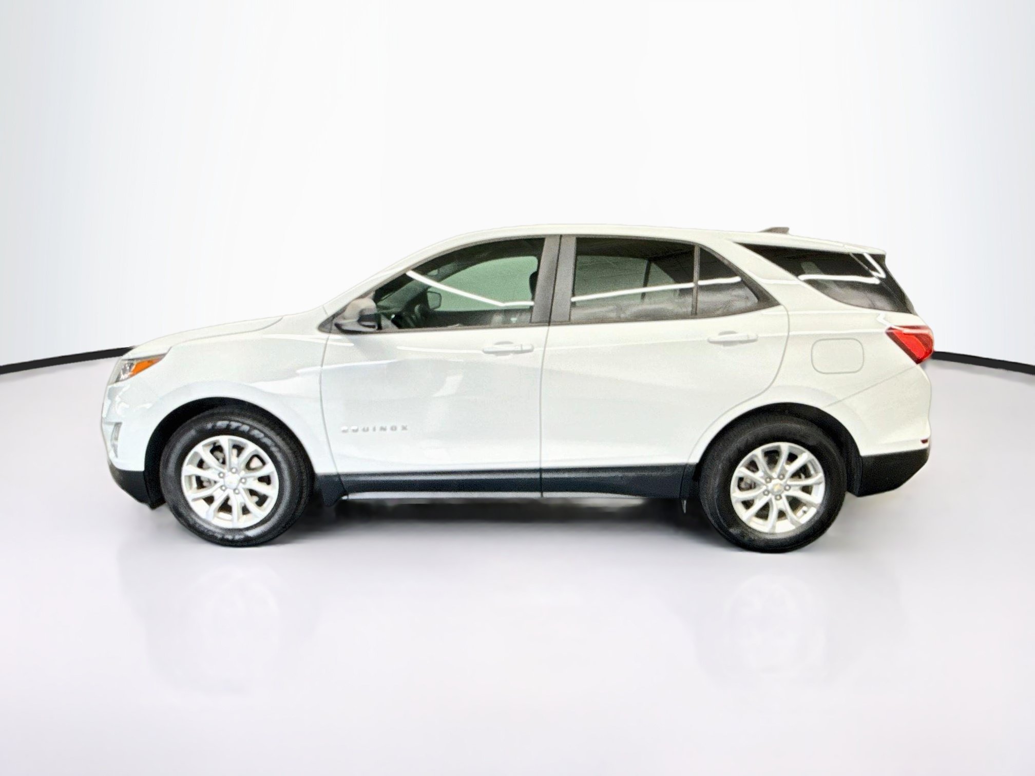 Used 2020 Chevrolet Equinox LS w/ LS Convenience Package FWD image 4