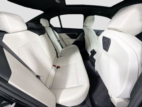 New 2026 BMW 550e xDrive w/ Premium Package image 28