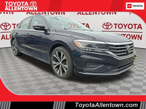 Used 2021 Volkswagen Passat 2.0T SE FWD image 1