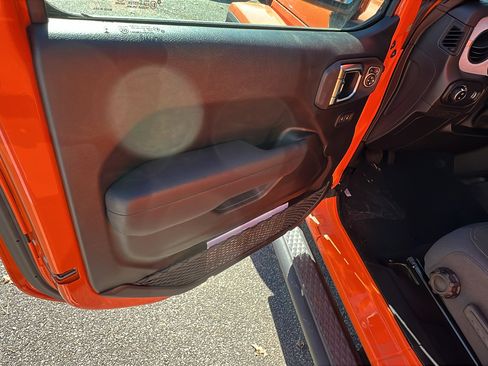 New 2025 Jeep Gladiator Sport image 13