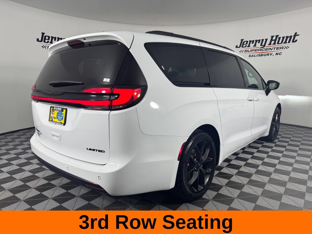 Used 2025 Chrysler Pacifica Limited FWD image 7
