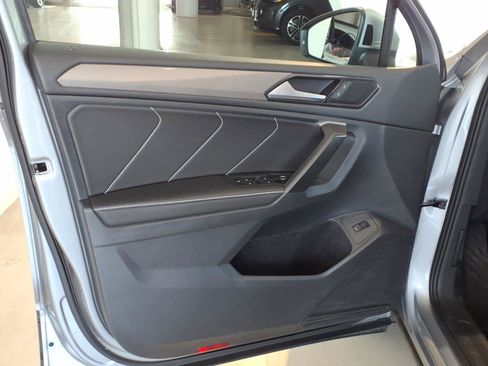 Used 2024 Volkswagen Tiguan SE w/ Panoramic Sunroof Package AWD/4WD image 10