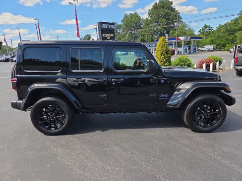 Certified 2025 Jeep Wrangler Unlimited Sahara w/ Safety Group AWD/4WD image 2