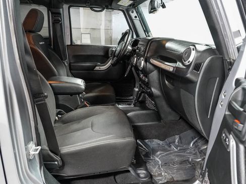 Used 2018 Jeep Wrangler Unlimited Rubicon w/ Connectivity Group AWD/4WD image 16