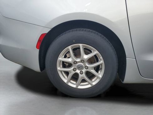 Used 2023 Chrysler Voyager LX FWD image 4