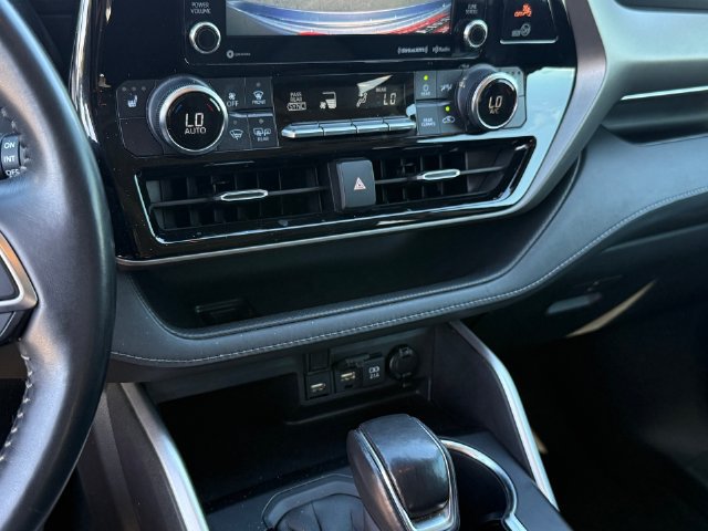 Used 2020 Toyota Highlander XLE AWD/4WD image 20