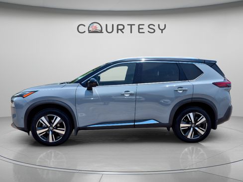 Used 2021 Nissan Rogue Platinum FWD image 2