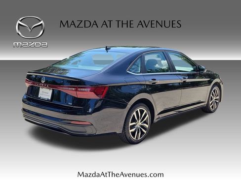 Used 2025 Volkswagen Jetta SE FWD image 4