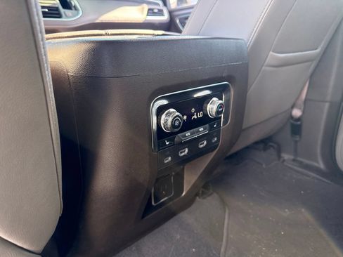 Used 2024 GMC Yukon SLT w/ SLT Luxury Package AWD/4WD image 12