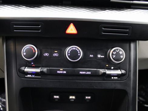 Used 2022 Kia Carnival LX image 38