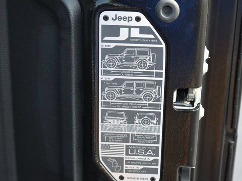 Used 2025 Jeep Wrangler Unlimited Rubicon AWD/4WD image 35