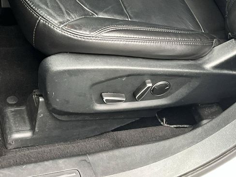 Used 2018 Ford Explorer XLT w/ Equipment Group 202A AWD/4WD image 14