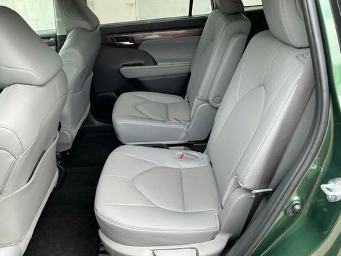 Used 2024 Toyota Highlander Platinum AWD/4WD image 11