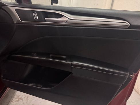 Used 2019 Ford Fusion SE FWD image 25