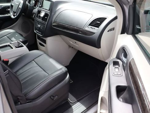 Used 2016 Chrysler Town & Country Touring-L FWD image 55