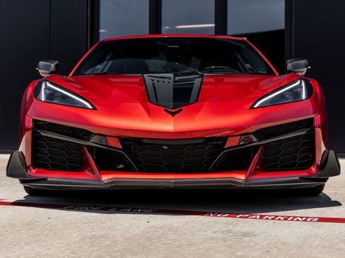 Used 2023 Chevrolet Corvette Z06 w/ Z07 Performance Package RWD image 4