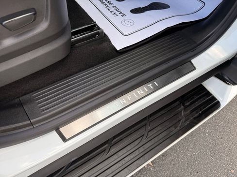 Used 2025 INFINITI QX80 Sensory image 17