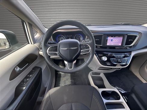 Used 2022 Chrysler Voyager LX FWD image 10