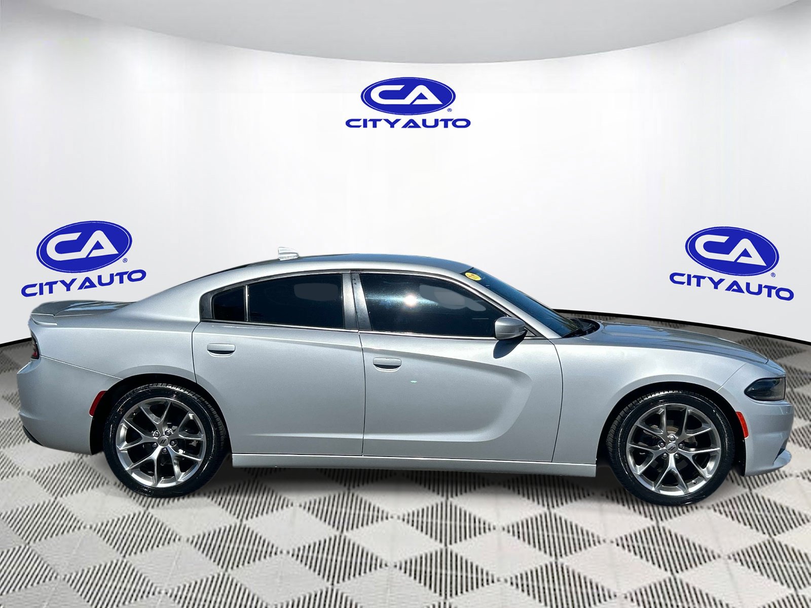 Used 2020 Dodge Charger SXT w/ Plus Group RWD image 2