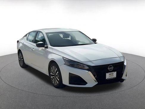 Used 2025 Nissan Altima 2.5 SV FWD image 3