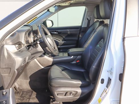 Used 2023 Toyota Highlander XLE image 7