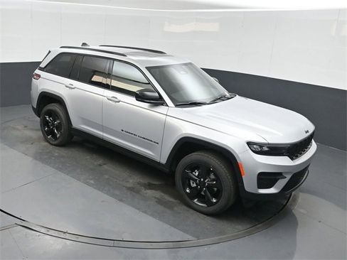 New 2025 Jeep Grand Cherokee Altitude image 26