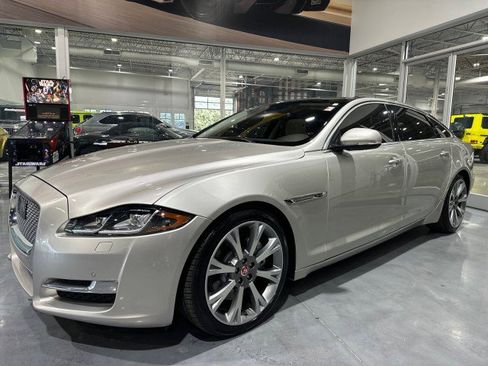 Used 2017 Jaguar XJ L Portfolio RWD image 15