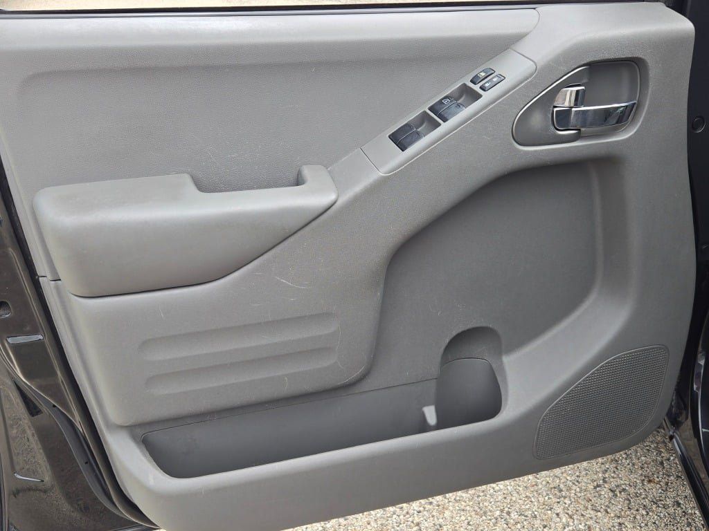Used 2015 Nissan Frontier SV AWD/4WD image 24