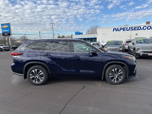 Used 2020 Toyota Highlander XLE image 2