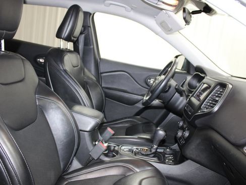 Used 2019 Jeep Cherokee Latitude Plus w/ Cold Weather Group AWD/4WD image 24
