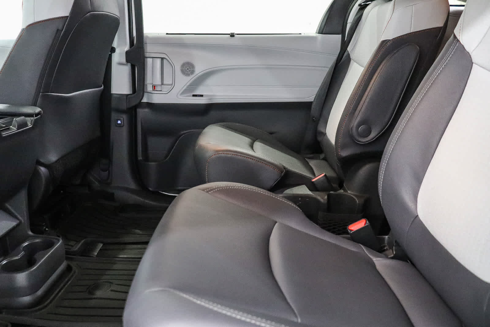 Used 2024 Toyota Sienna XSE w/ XSE Plus Package AWD/4WD image 23