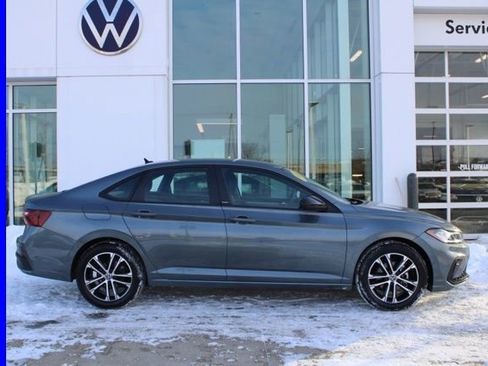 Used 2025 Volkswagen Jetta Sport image 5