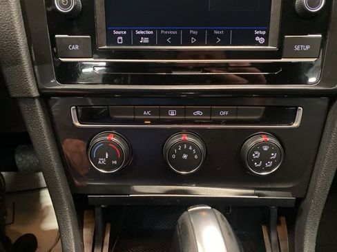 Used 2019 Volkswagen Golf S image 19