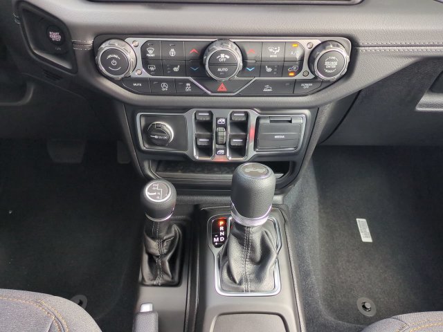 New 2026 Jeep Wrangler Unlimited Sahara w/ Technology Group AWD/4WD image 19